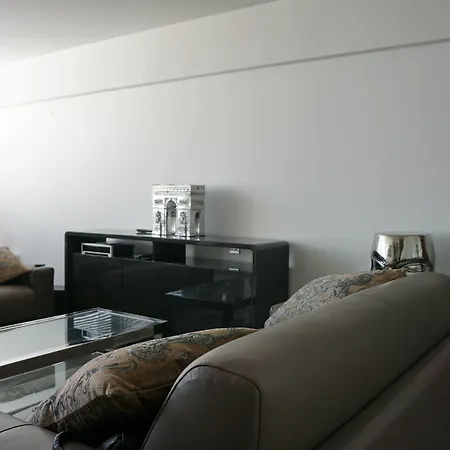 Faubourg Saint-honore - - 8 * Paris